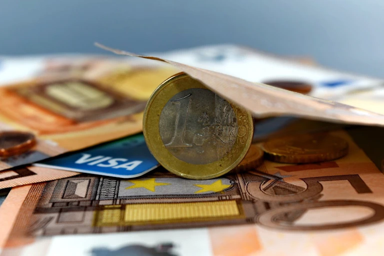 Pièce d'un euro sur des billets de banque