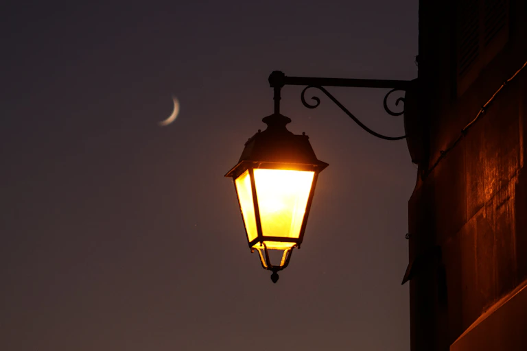 lampadaire allumé dans la nuit