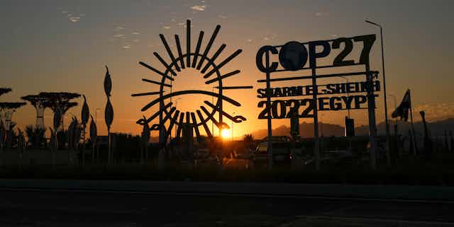 coucher de soleil avec un immense logo à l'avant-plan