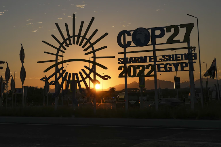 coucher de soleil avec un immense logo à l'avant-plan