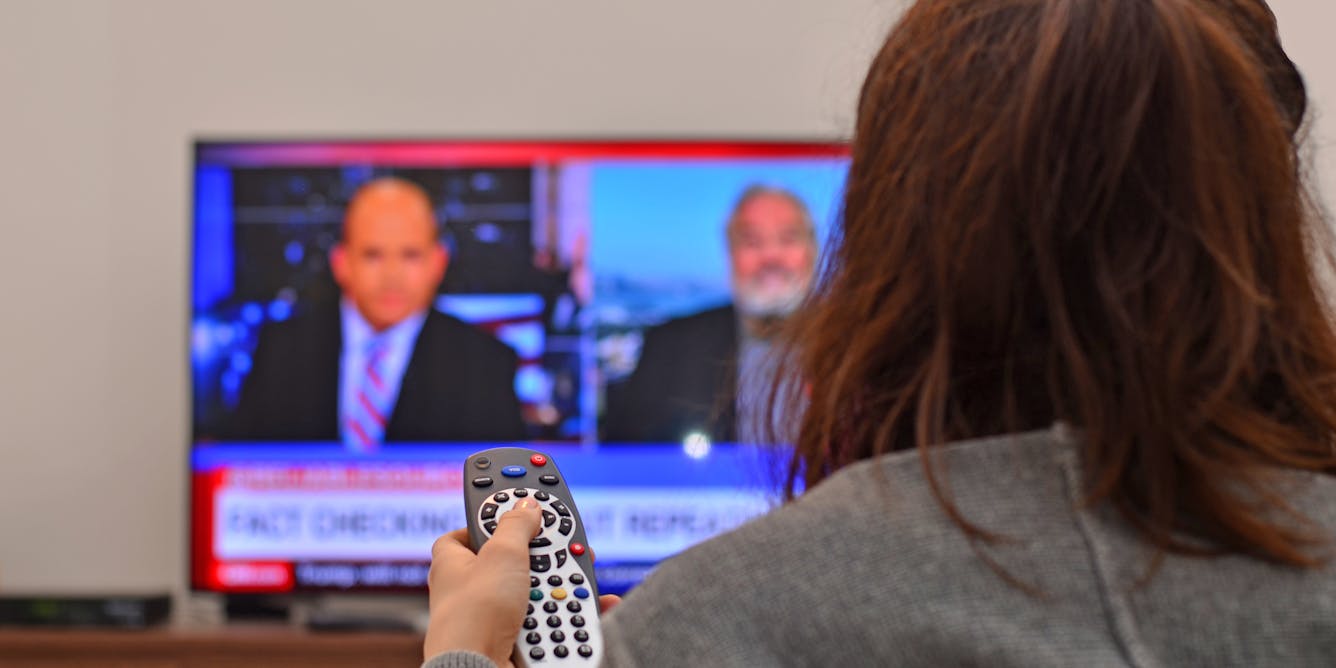 12 канал выборы. Телевизор новости. Человек смотрит новости. Экран телевизора с новостями.