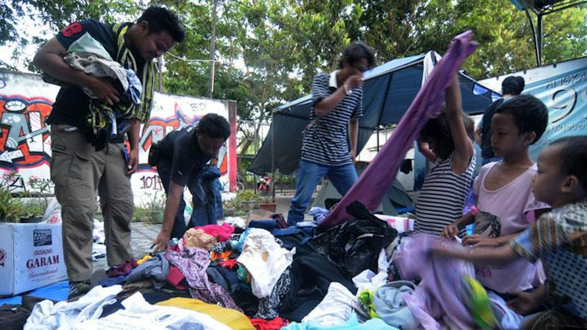 Cara Bijak Berdonasi Pakaian Saat Bencana, Agar Tidak Asal Buang Dan ...