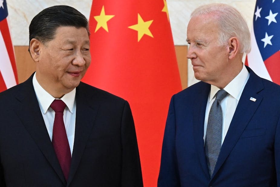 Xi Jinping et Joe Biden sur fond de drapeaux chinois et américains
