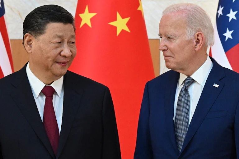 Xi Jinping et Joe Biden sur fond de drapeaux chinois et américains