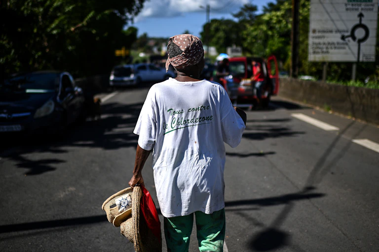 femme qui marche dans la rue en guadeloupe
