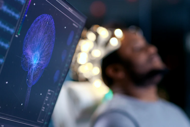 Un homme allongé passe un EEG