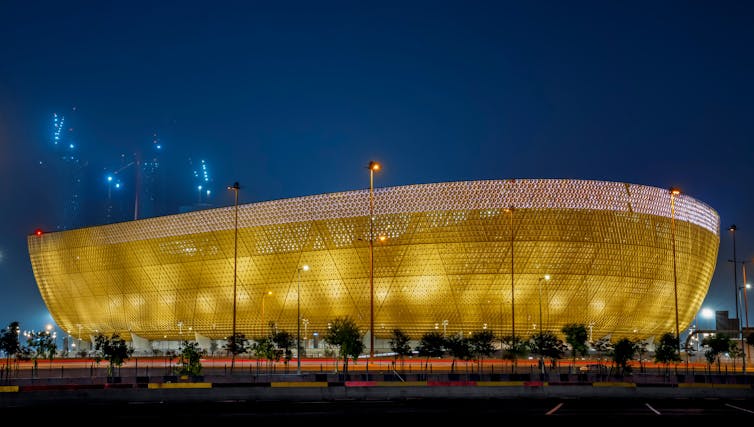 Uno stadio di calcio di notte.