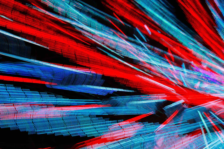 Rayons de lumières rouge et bleu destructurés et hachés.