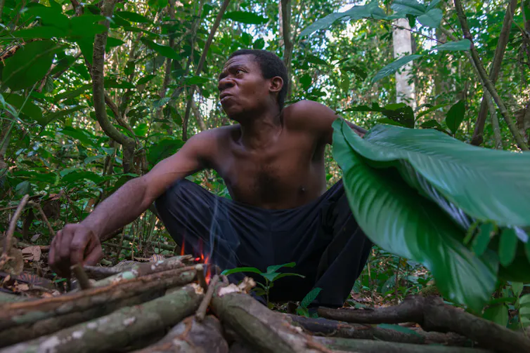 Un homme de la communauté Baka dans la forêt camerounaise