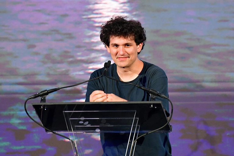 Sam Bankman-Fried lors d'une conférence de presse.