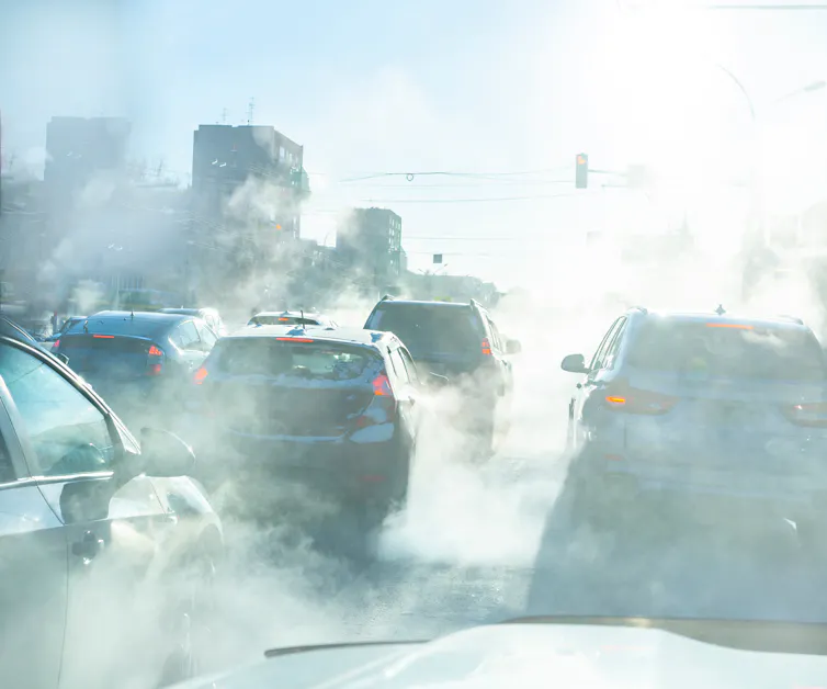 coches entre mucho humo.