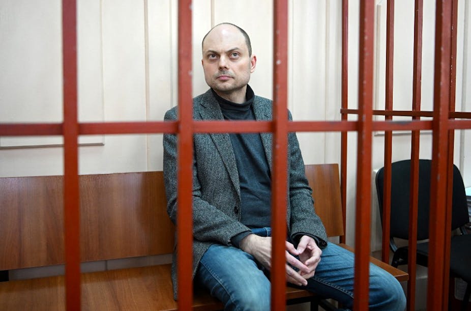 Vladimir Kara-Mourza sur le banc des accusés derrière des barreaux