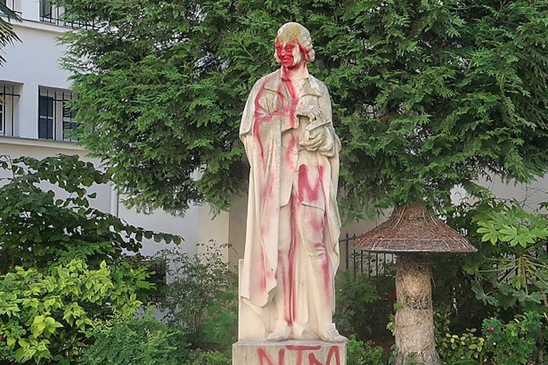 Statue de Voltaire taguée, square Honoré-Champion (Paris, 6e), le 25 juin 2018.