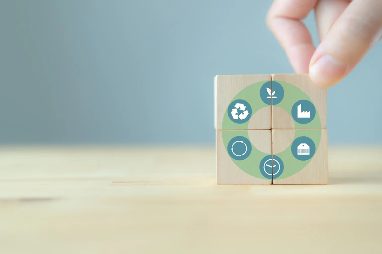 Símbolo de la economía circular en cuatro cubos de madera.