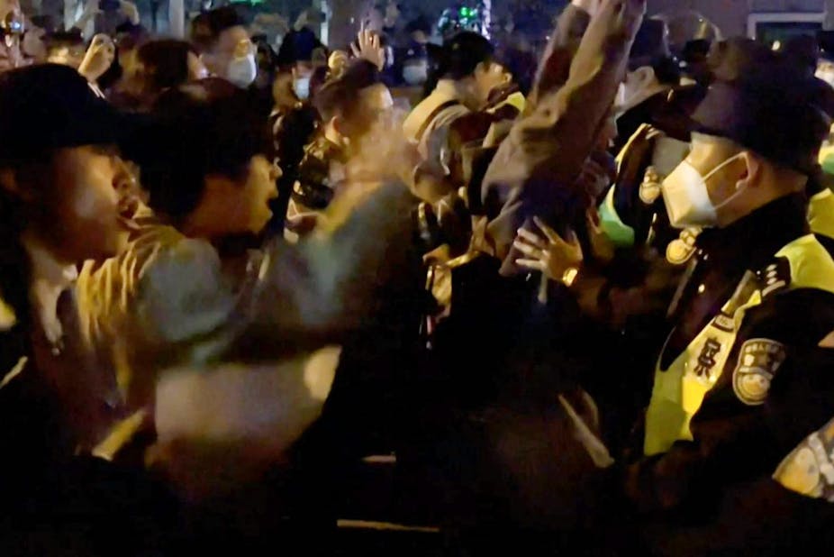 Policiers chinois face à des manifestants en colère
