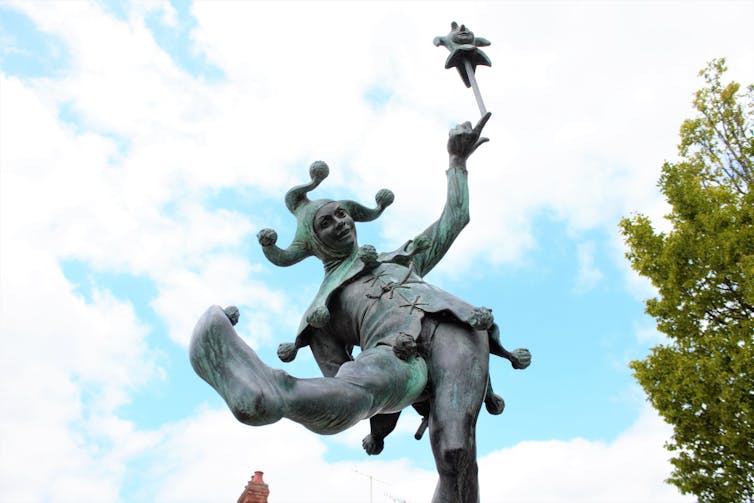 Photo of a court jester sculpture in Stratford-upon-Avon, UK.