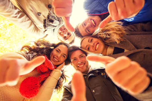 Por qué nos hacemos amigos de nuestros amigos?