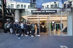Els fans fan cua davant d'una botiga Off-White a Melbourne, Austràlia.