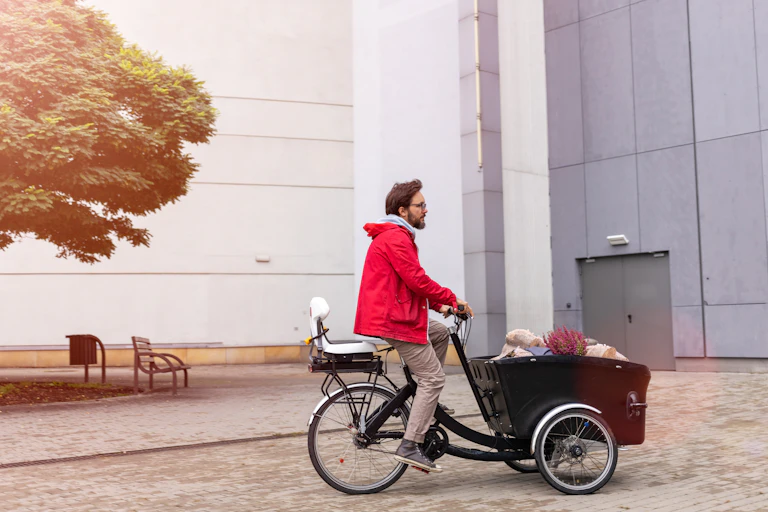 homme transporte ses courses en vélo cargo
