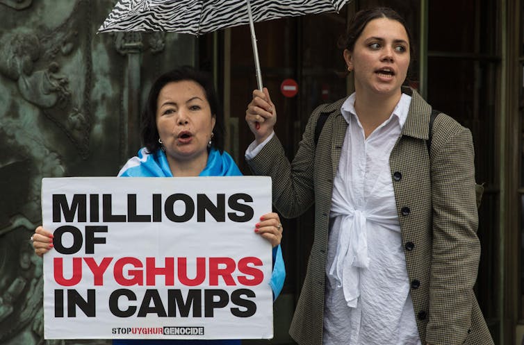 2021 年 8 月，维吾尔族歌手和活动家拉希玛·马赫穆特在中国驻伦敦大使馆外抗议中国对待她的同胞。