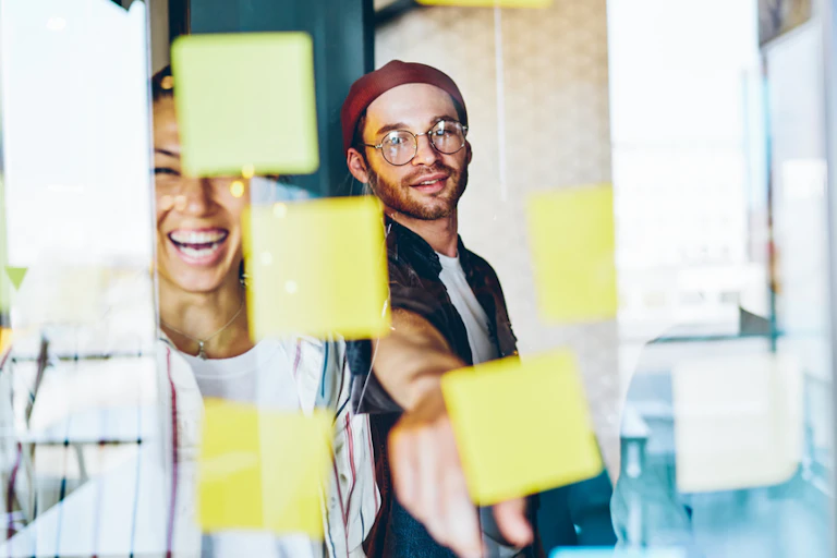 Jeunes entrepreneurs travaillant sur un projet.