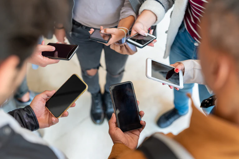 A group of teenagers, where everyone is on their mobile