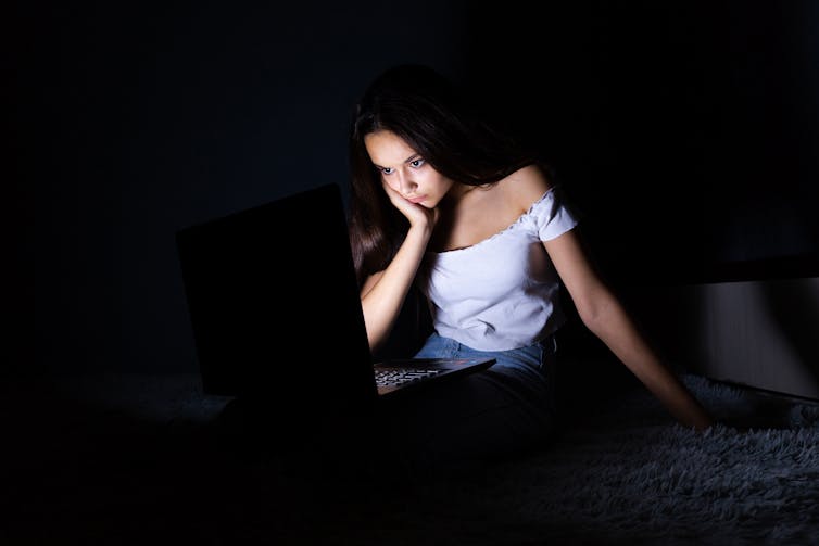 Por qué las relaciones adolescentes virtuales perpetúan estereotipos machistas