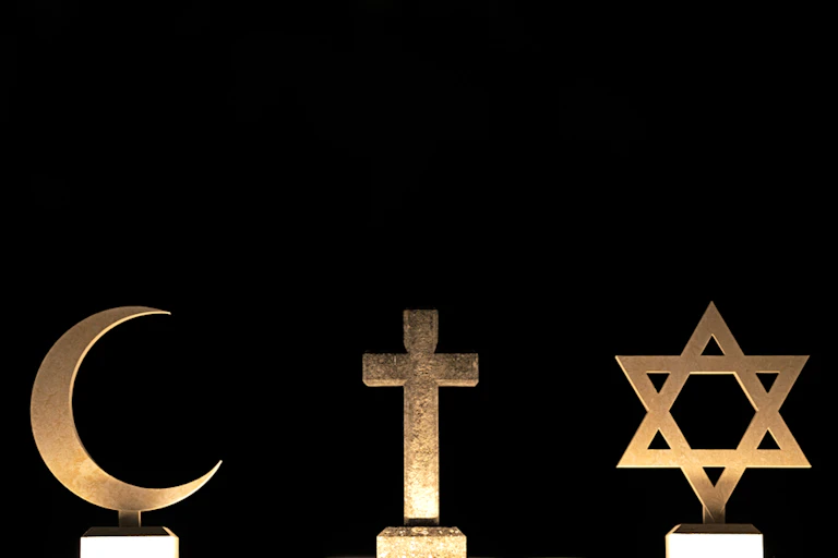 Symboles des trois principales religions monothéistes.