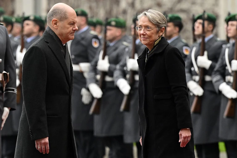 Olaf Scholz et Élisabeth Borne passent des militaires en revue
