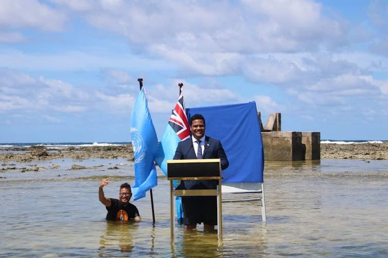 À l’occasion de la COP 26, le ministre des Affaires étrangères de Tuvalu s’est adressé aux dirigeants du monde avec de l’eau jusqu’aux genoux