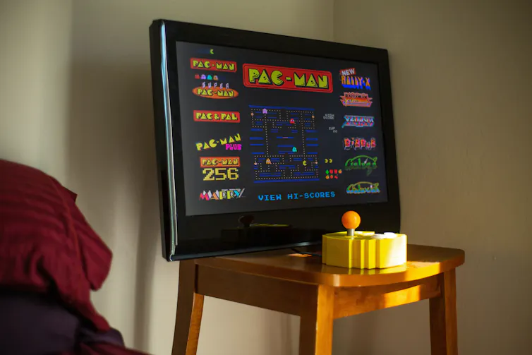 Un monitor muestra el juego Pac-Man.
