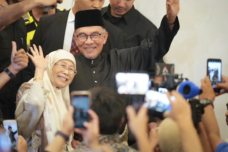 New Malaysian Prime Minister Anwar Ibrahim and his wife Wan Azizah Wan Ismail