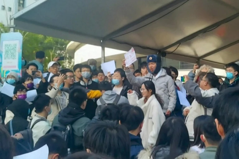Jeunes manifestants sur les marches d'une université