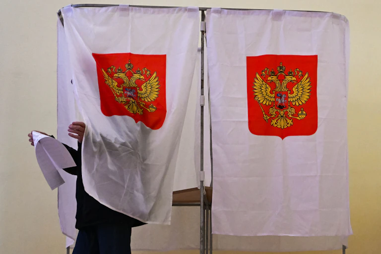 Personne dans un isoloir en Russie