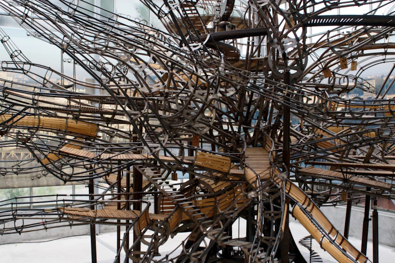 Les machines de l'île, l'arbre aux hérons (détail 6). Les Machines de l’île sont un projet artistique totalement inédit. Né de l’imagination de François Delarozière et Pierre Orefice, il se situe à la croisée des « mondes inventés » de Jules Verne, de l’univers mécanique de Léonard de Vinci et de l’histoire industrielle de Nantes, sur le site exceptionnel des anciens chantiers navals.