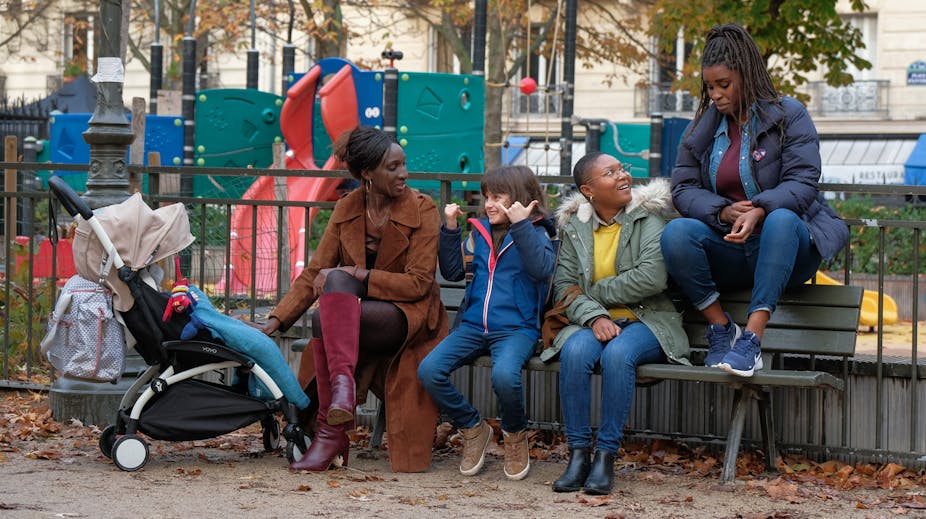 Les Femmes du square, sorti le 18 novembre 2022, de Julien Rambaldi, témoigne du parcours précaire des 'nounous' originaires d'Afrique subsaharienne.