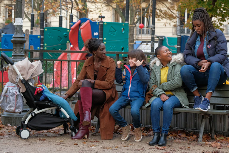 Les Femmes du square, sorti le 18 novembre 2022, de Julien Rambaldi, témoigne du parcours précaire des 'nounous' originaires d'Afrique subsaharienne.