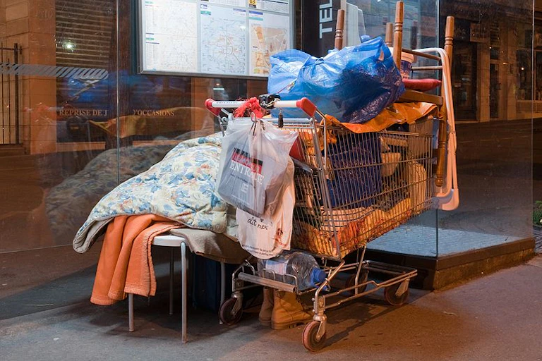 Le 'clochard', 2009 sur l'avenue des Gobelins (Paris).