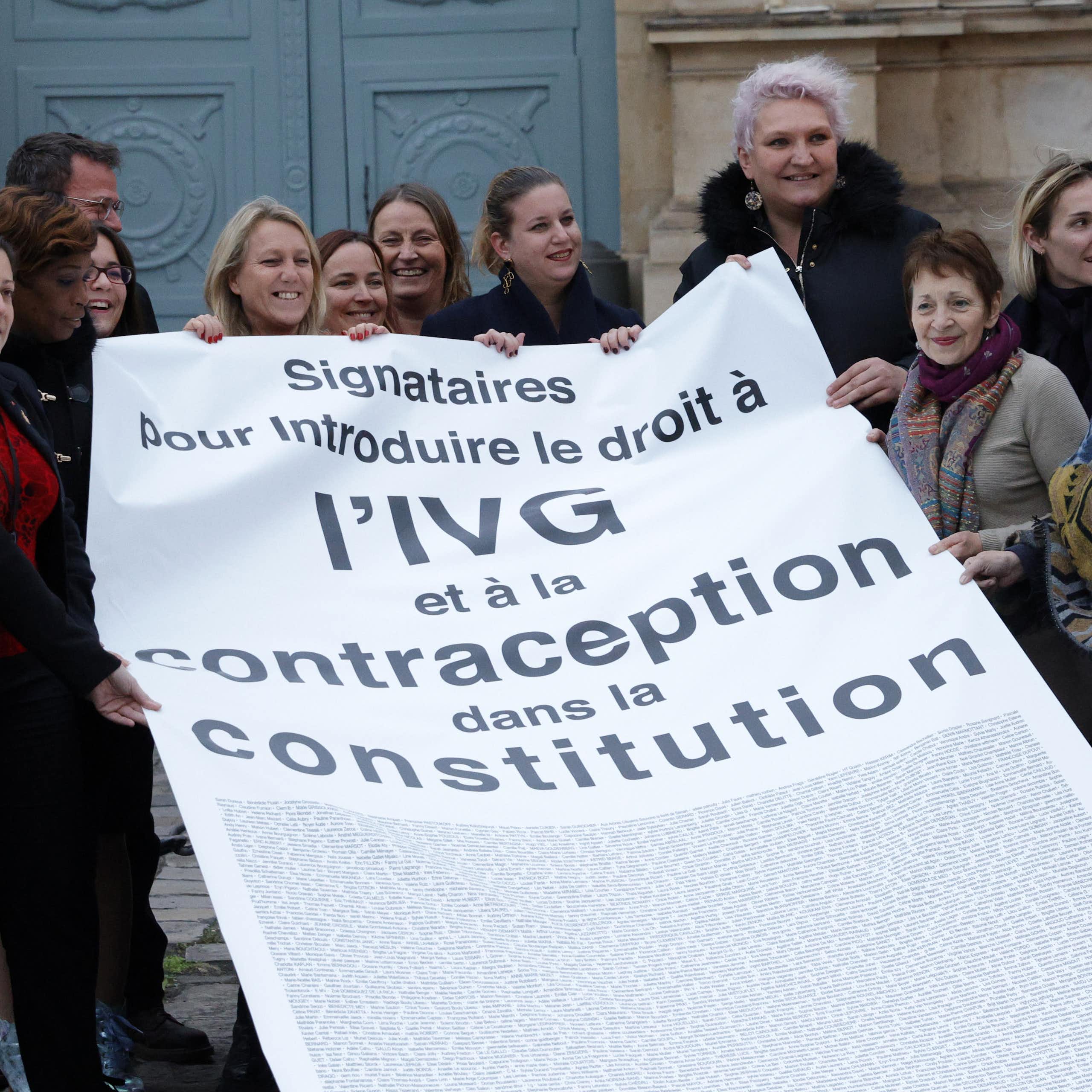 Des membres de La France Insoumise et des représentantes d'association en faveur de l'inscription du droit à l'avortement dans la constitution française, le 24 novembre devant l'Assemblée nationale, à Paris. 