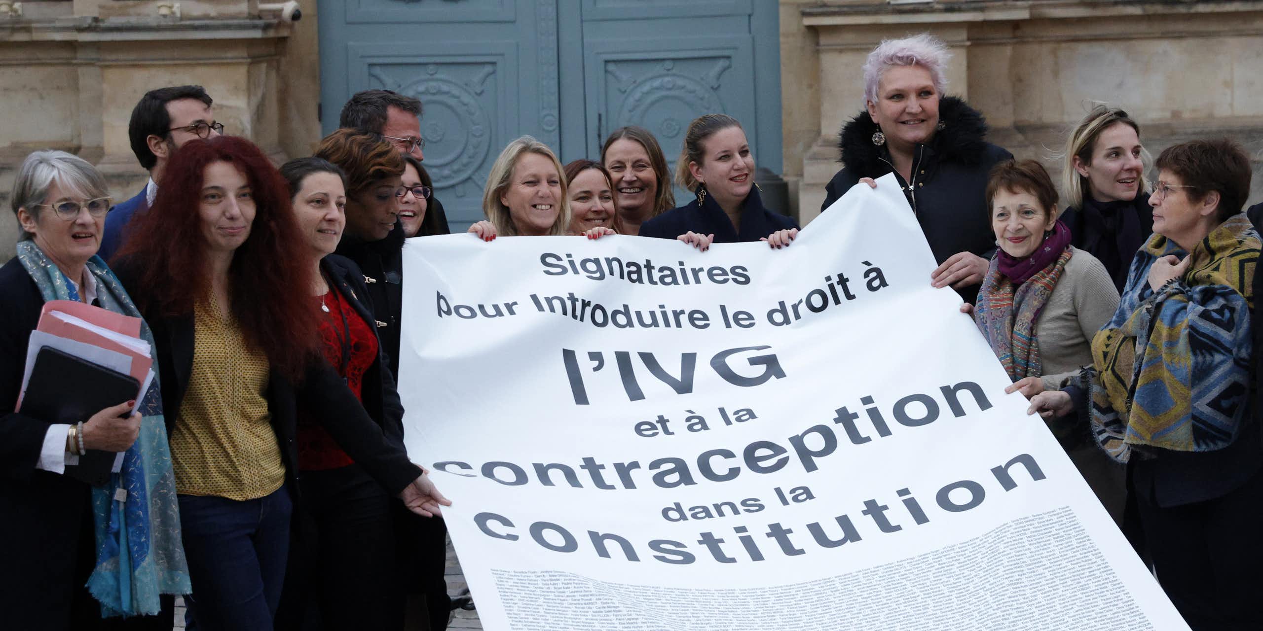 Des membres de La France Insoumise et des représentantes d'association en faveur de l'inscription du droit à l'avortement dans la constitution française, le 24 novembre devant l'Assemblée nationale, à Paris. 