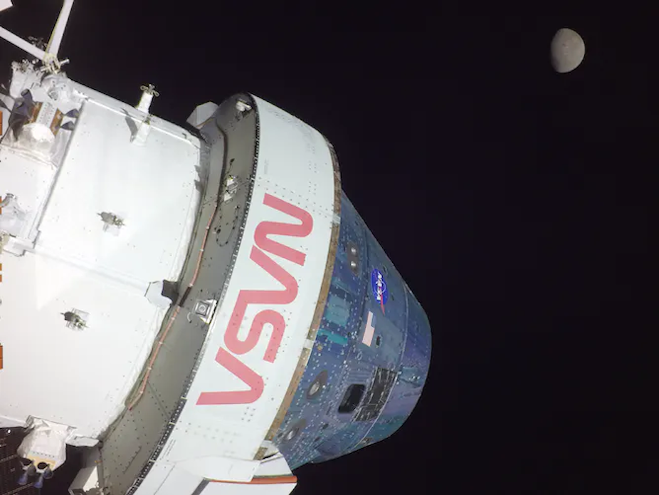 Sebuah kamera yang dipasang di ujung salah satu sayap susunan surya kapsul Orion menangkap rekaman pesawat ruang angkasa dan Bulan.