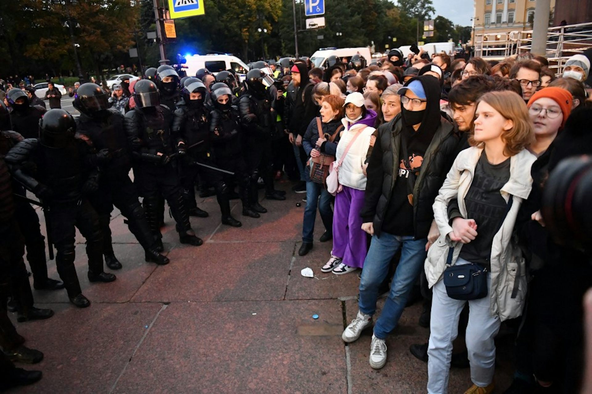 Jeunes manifestants face à un cordon de policiers