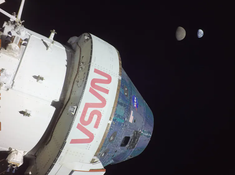 photographie d’un vaisseau spatial avec la Lune et la Terre en arrière-plan