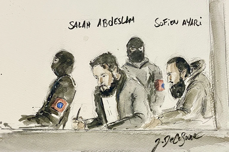 Salah Abdeslam et Sofien Ayari font partie des mis en cause dans les attentats de l'aéroport de Bruxelles le 22 mars 2016. Le procès s'est ouvert le 6 décembre en Belgique.