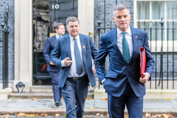 Downing Street, London, UK. 8th November 2022. Mark Harper MP, Secretary of State for Transport, attends the weekly Cabinet Meeting at 10 Downing Street.