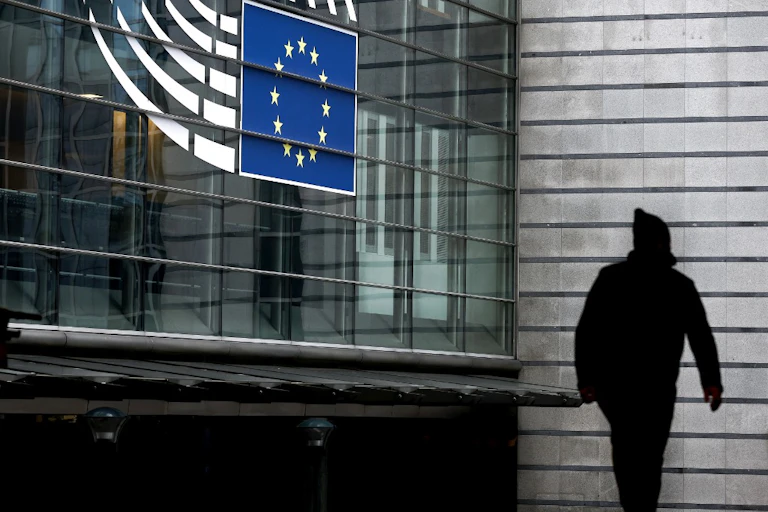 Une personne passe devant l'entrée du Parlement européen à Bruxelles