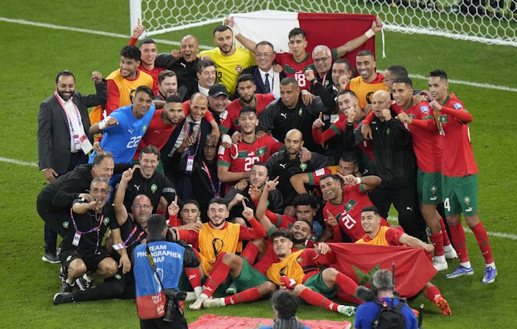 Les joueurs de l’équipe marocaine célèbrent la victoire inattendue de leur équipe, face au Portugal,au stade Al Thumama, à Doha, le 10 décembre 2022.
(AP Photo/Luca Bruno)