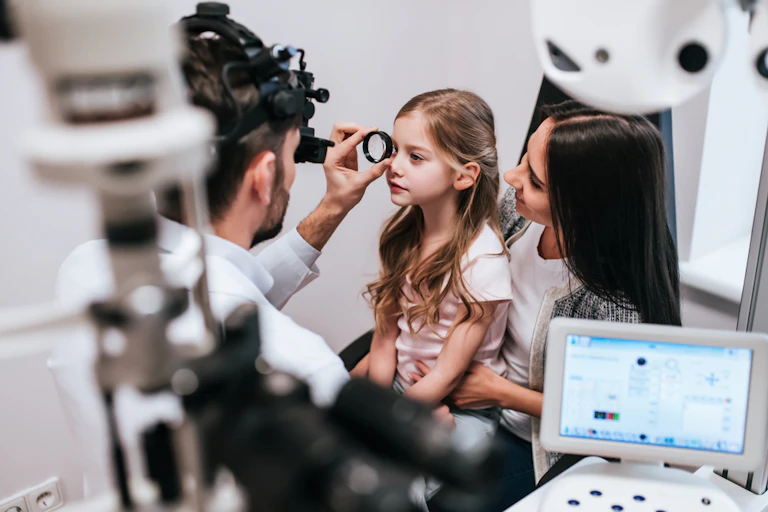 jeune fille se fait faire un examen de la vue
