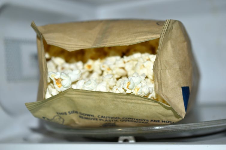 popcorn dans un sac dans le microondes