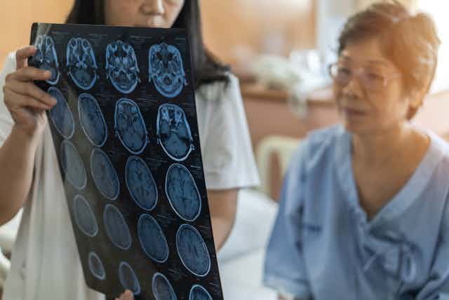 femme montre à une patiente des images de son cerveau